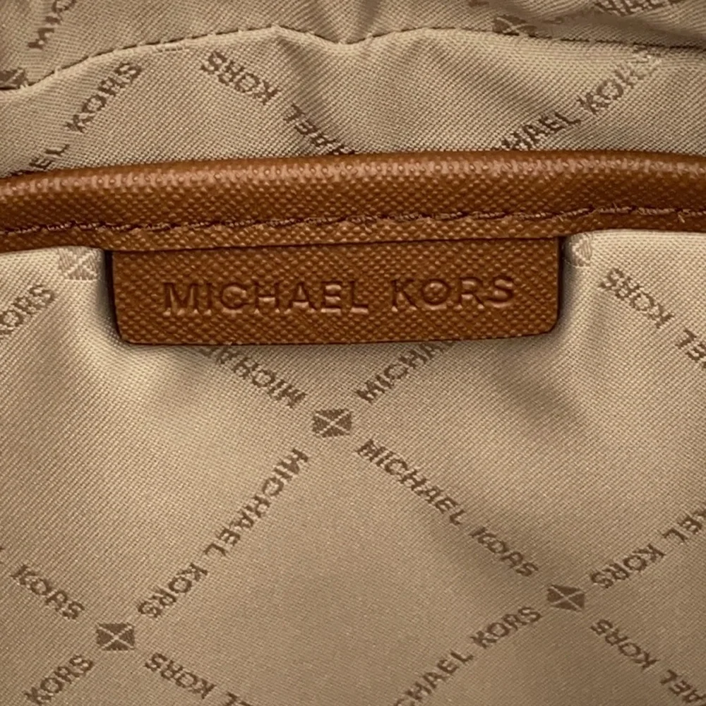MICHAEL KORS LARGE EW CROSSBODY NAT/ LUGGAGE - Picture 11 of 16
